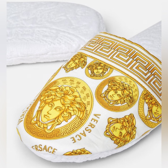Versace Other - (𝐒𝐎𝐋𝐃)🥂𝐇𝐏!🥂Versace MEDUSA AMPLIFIED PRINT Slippers NWT